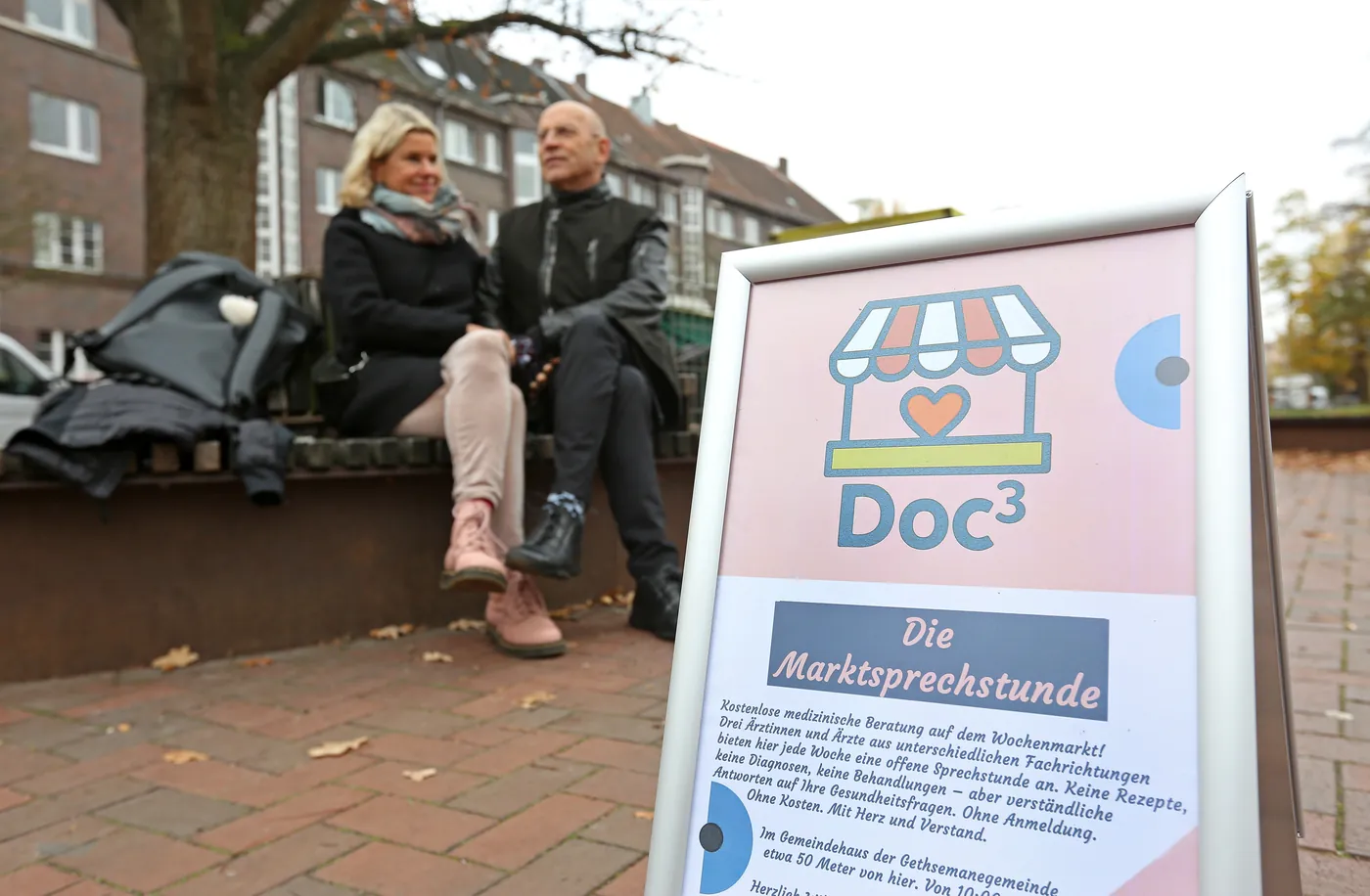 Das Aufsteller-Schild der Markt-Sprechstunde am Eingang des Wochenmarktes