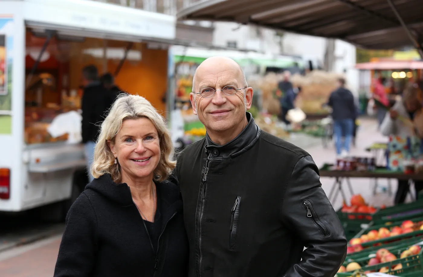 Heidi Rühmkorb-Claassen und Prof. Dr. Martin Hörning gemeinsam auf dem Wochenmarkt